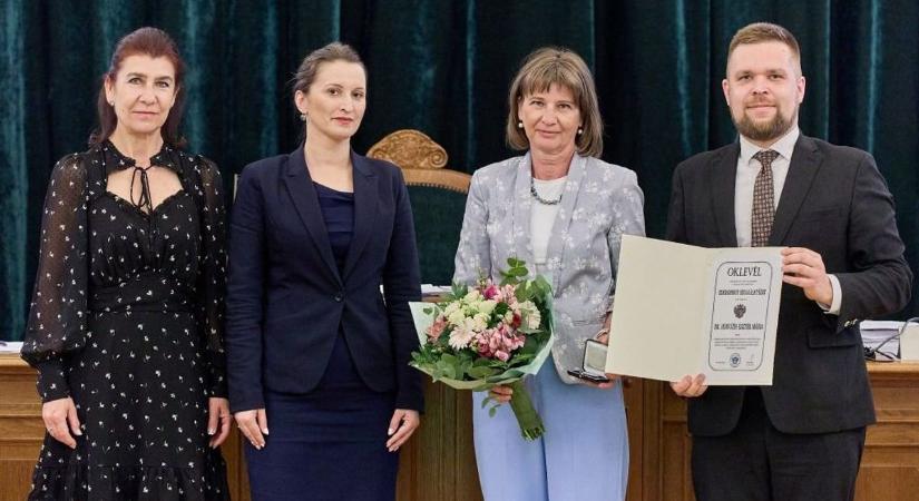 Elismeréseket kaptak a rendőrök, tűzoltók és városrészi szereplők Győrben