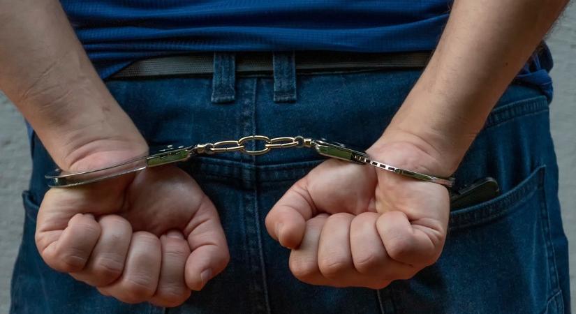 Vette a kamera! Rendőrök csaptak le a magyar tulajdonú focicsapat tulajdonosára és feleségére
