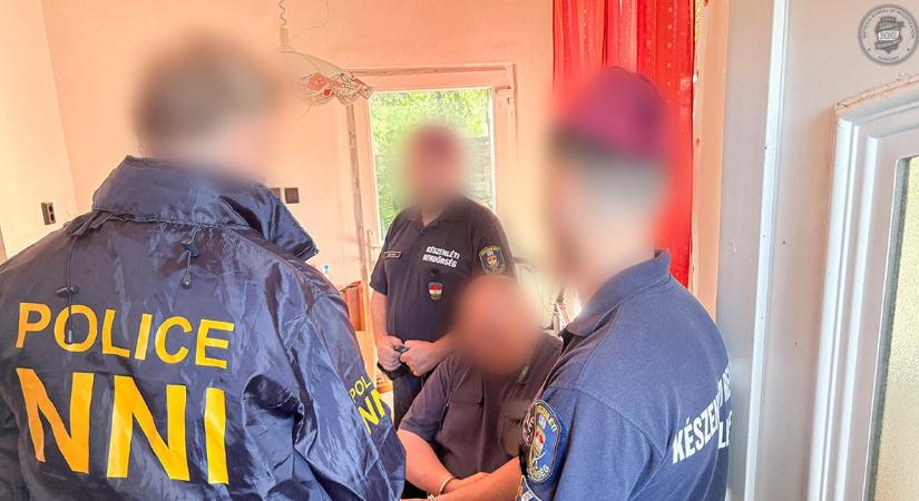 Torkon rúgás, lefejelés, fojtogatás – Megrázó részleteket közölt a rendőrség a gyermekvédelmi rajtaütésről, öt gyanúsított bilincsben – videó