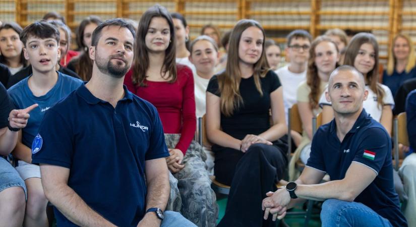 Válogatott szkafander, Szoboszlai és a nagy ugrás - Kapu Tiborék tatabányai diákokkal találkoztak fotók, videók