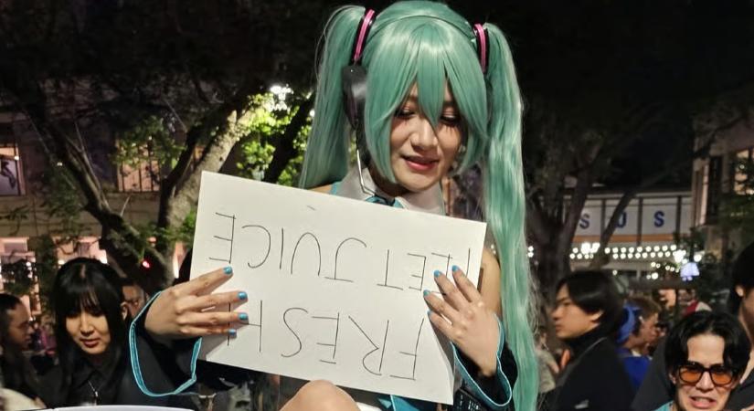Szomjas anime-rajongók tömege vette meg a cosplayer lábvizét Kaliforniában