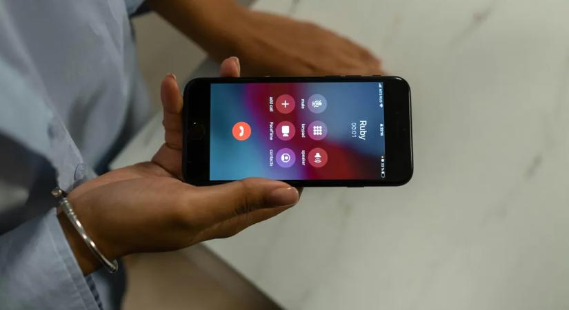 Kitört a pánik az iPhone-osok körében: az Apple durva korlátozásra készül