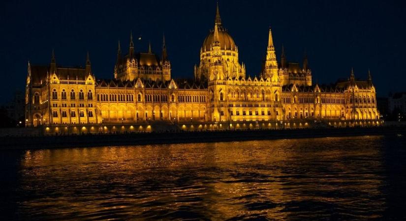 Benyújtották a törvényjavaslatot: így csökkentenék a képviselők fizetését és juttatásait