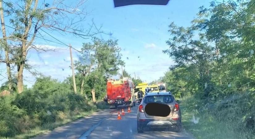 Frontálisan ütközött egy rendőrautó és egy kisteherautó