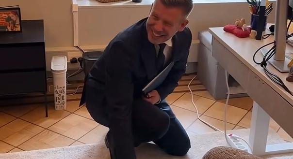 Magyar Péter a belga miniszterelnök világhírű macskájával is találkozott Brüsszelben – videó