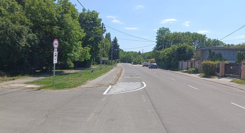 Lekopott a biciklisáv jelzése, parkolókat festettek a helyére Szentendrén