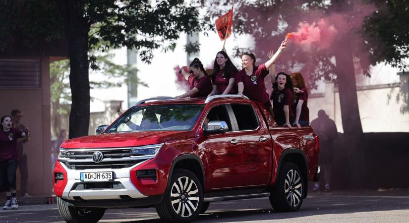 Tűzpiros Ferrarival vonultak az egri gyakorlósok - fotókkal