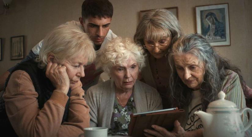 Nénik és melegek összezárva – az ír dramedy alatt a meghatottságtól és a nevetéstől is sírni fogsz