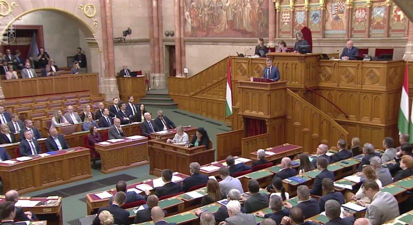 Benyújtották a törvényjavaslatot a kormánypárt képviselői – magukon kezdik a spórolást