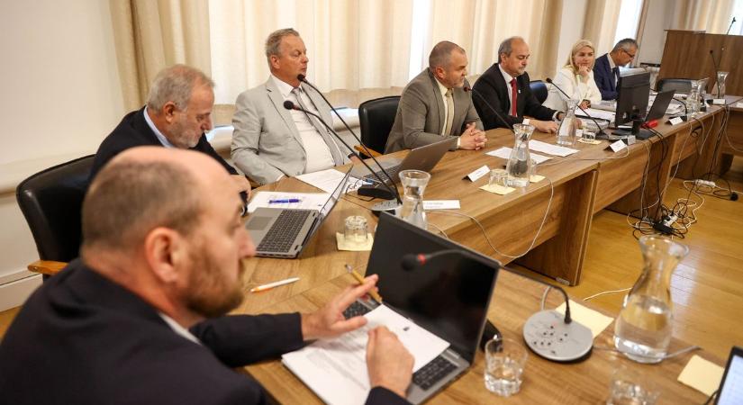 Maratoni közgyűlés Szekszárdon: bemutatkozott az új országgyűlési képviselő (galéria)