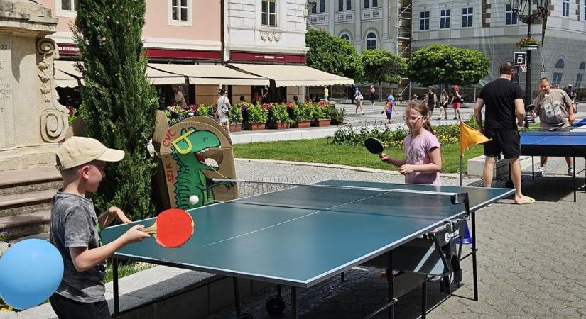 A polgármesteri széktől a robotfűnyíróig: az egész város játszótérré változik gyereknapon