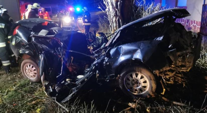 Megrázó képeken a hajdú-bihari tragédiák: Tetétlenen 17 éves fiú halt meg, Esztáron két áldozat egy balesetben