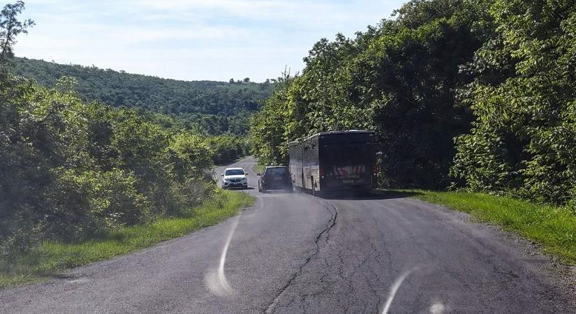 Így kerüld el a frontális ütközést, ha egy félkegyelmű őrült jön szemből (videóval)