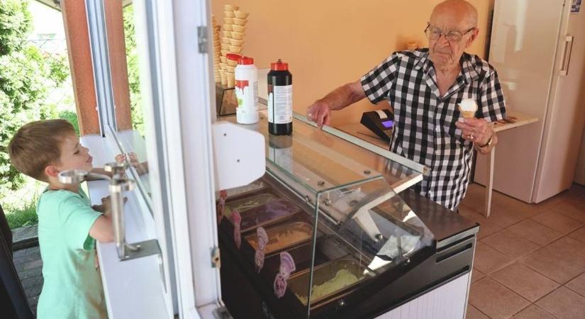 „Vízből nem lehet fagylaltot csinálni” – Józsi bácsi már több mint négy évtizede nem enged a minőségből
