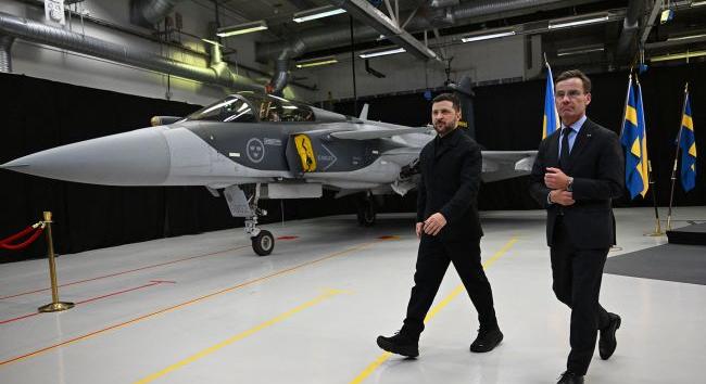 Svédország egy századot Gripen vadászgépet ad át Ukrajnának, további 22-őt pedig elad neki