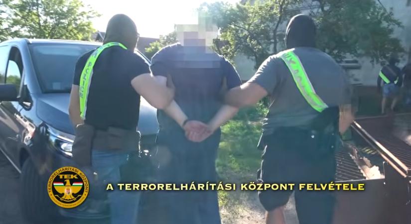 Nem csak gyerekbántalmazó nevelőket, róluk hallgató intézményvezetőket fogtak el a rendőrök – a nevelőszülői hálózatokat is vizsgálták