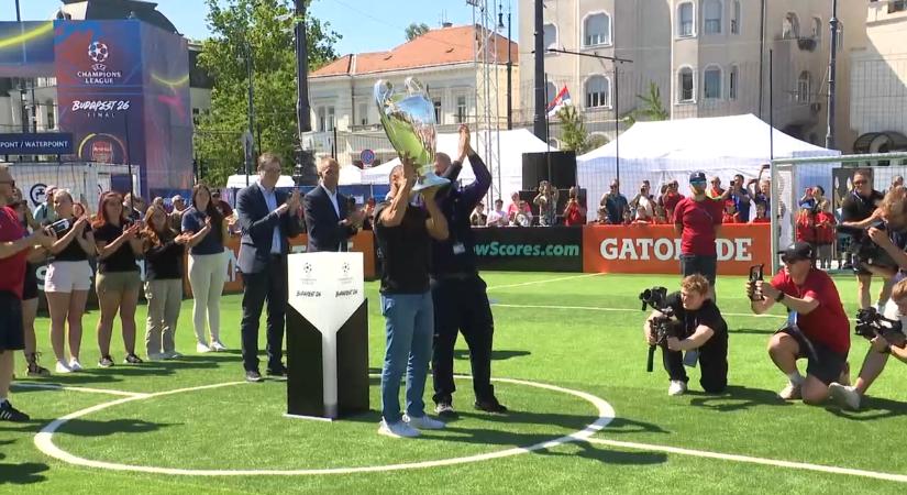 Szigorú biztonsági intézkedések mellett hozták meg a Bajnokok Ligája trófeáját Budapestre