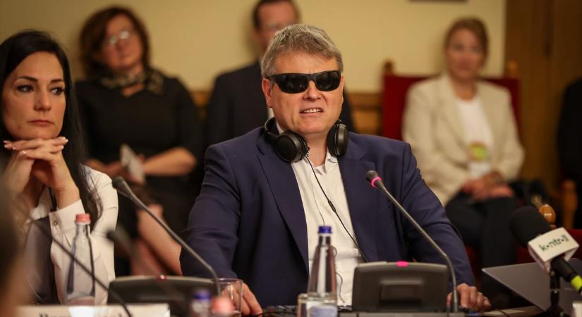 Kátai-Németh Vilmos és a Gyurkó Szilvia a Szent Ágota Gyermekvédelmi Szolgáltató vezetőivel egyeztetett