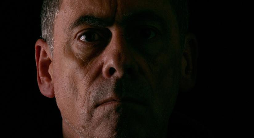 Terror a társasházban: heteken át rettegésben tartotta szomszédját egy idős férfi Ajkán