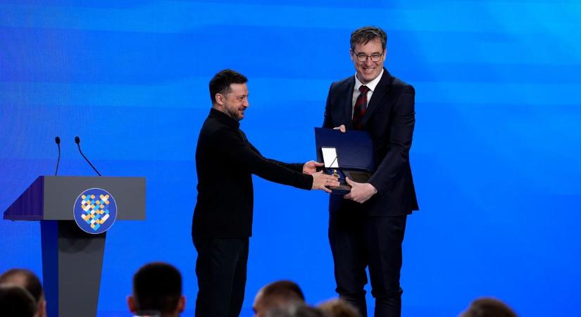 Egy kitüntetett zászlólengető