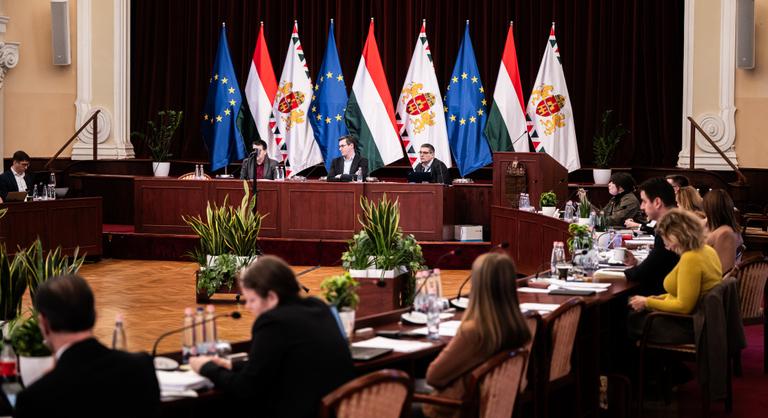 Új szereplők mutatkoznak be a Tisza Pártnál, miközben vezetőváltás történt a Fidesznél