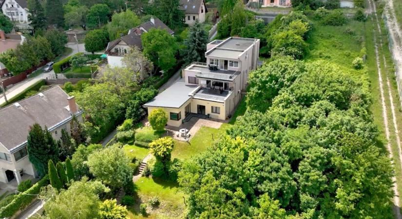 649 millióért eladó a börtön elől külföldre szökött Fürst György luxusvillája, a garázsban ma is ott áll a hírhedt Rolls-Royce-a