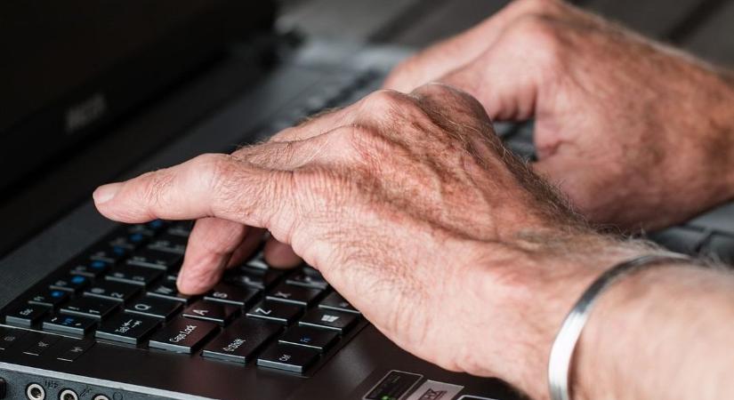 Gyermekekről készült pornográf felvételeket tartott mobilján az 59 éves férfi