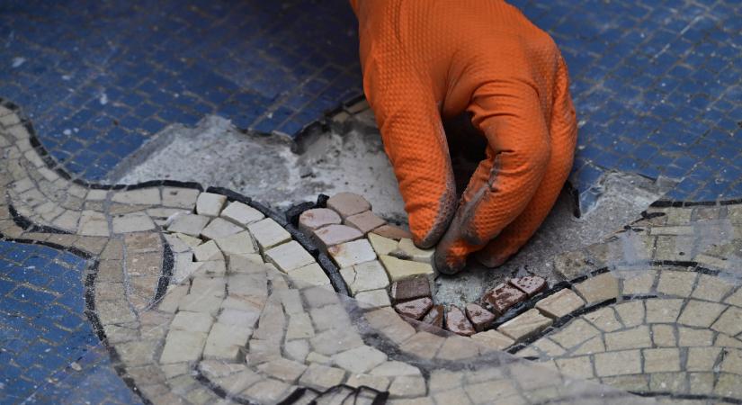 Milánóban restaurálták a megcipőzött bikahere-mozaikot