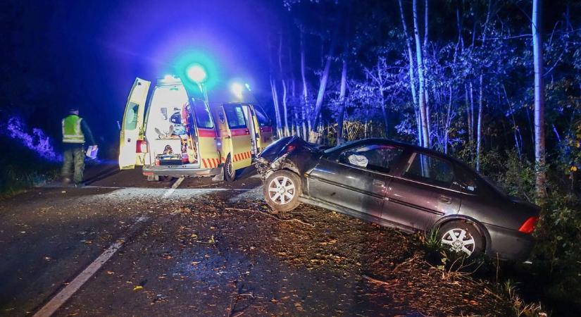 Kerítésnek csapódott egy autó az éjszaka a 32-es főúton