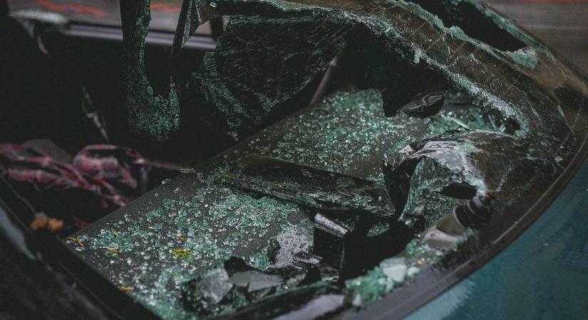 Kirepült a kocsiból az 1 éves kisgyerek a balesetben – a sofőr szinte minden szabályt megszegett