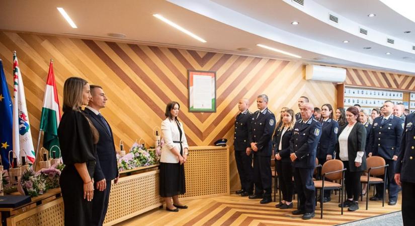 Lekapta a falról a NER alapnyilatkozatát a csepeli testületi ülésen Dukán András, de elvették tőle és visszarakták
