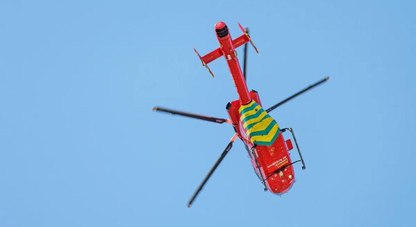 Mentőhelikoptert riasztottak a Tescóhoz: egy családapa élete volt a tét
