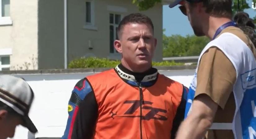 A világ legveszélyesebb motorversenyén tűnt fel Channing Tatum egy BMW nyergében
