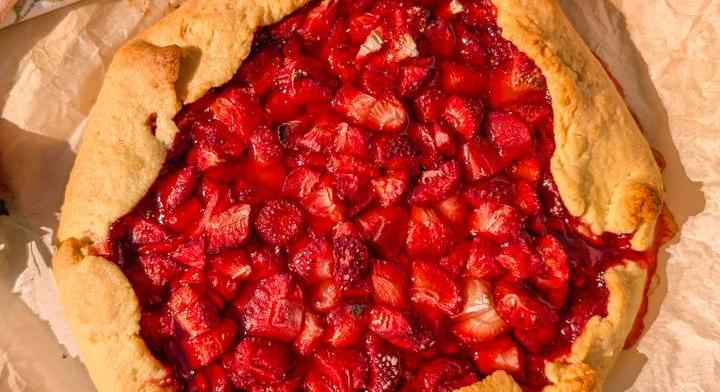 Rusztikus, omlós epres galette: kezdőknek is tökéletes recept