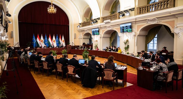A kormányváltás óta először csapnak össze a fővárosi politika főszereplői - A Fővárosi Közgyűlés ülése