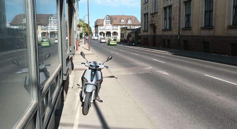 Csapda a kirakat előtt: miért kényszerültek az anyukák az úttestre Nagykanizsán? – fotó