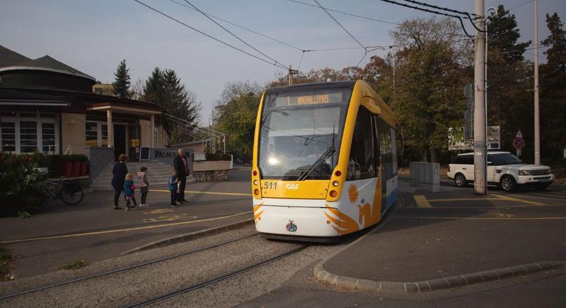 Dráma a debreceni villamosmegállóban, mentő is érkezett a helyszínre!