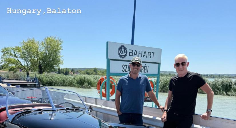 Hoppá: a balatoni kompon villantott egy fekete Jaguárt a szupersztár énekes
