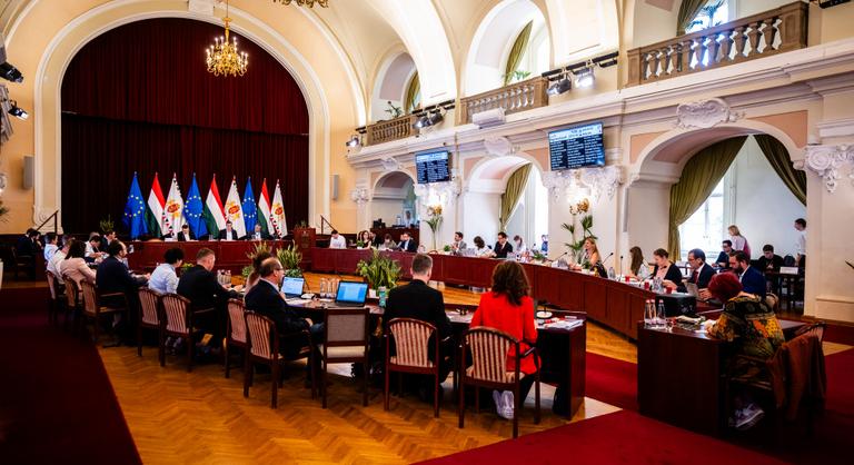 Hiába várták őket, az ötből csak egy új képviselő jelent meg az ülésen - A Fővárosi Közgyűlés ülése
