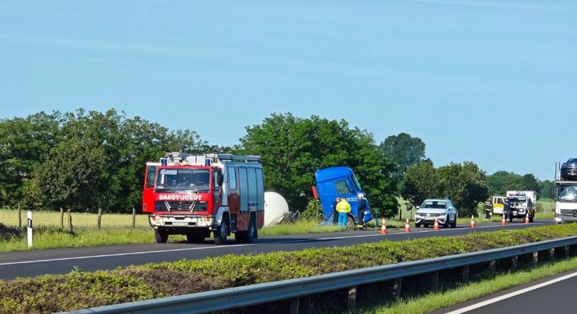 Kamion csúszott az árokba az M3-ason Gelejnél, két mentőjármű is érkezett