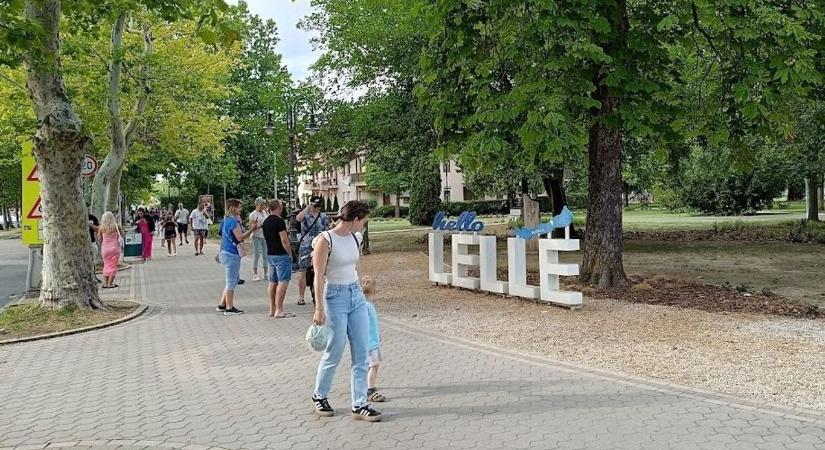 Az éjjel soha nem érhet véget? Vonattal érkezik az új balatoni bulihullám, Balatonlelle próbálja megállítani