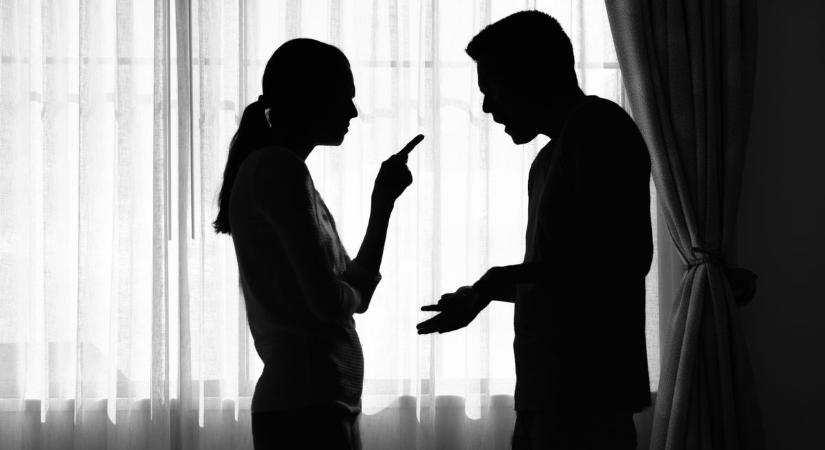 Repült a tégla, ömlött a benzin: valóságos hadjáratot indított volt párja ellen egy jászladányi nő
