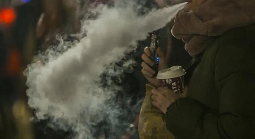 A sokezer szívásos elektromos cigaretták a használattal egyre mérgezőbbé válhatnak