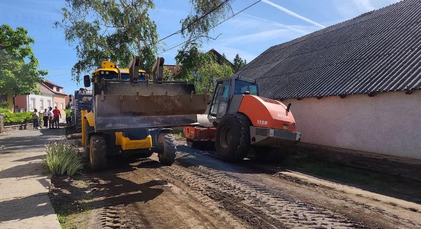 Hatalmas munkagépek lavíroznak a szűk utcában Csepregen – Látványos fotó