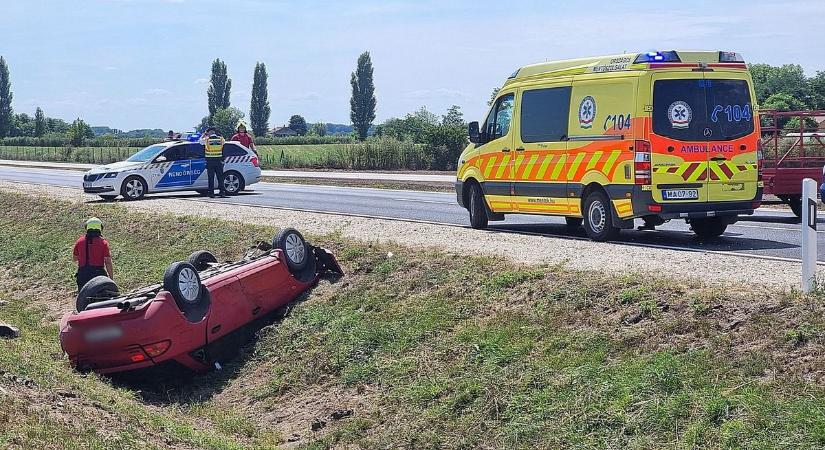 Drámai jelenetek: megcsúszott és fejtetőre állt az autós a 63-ason