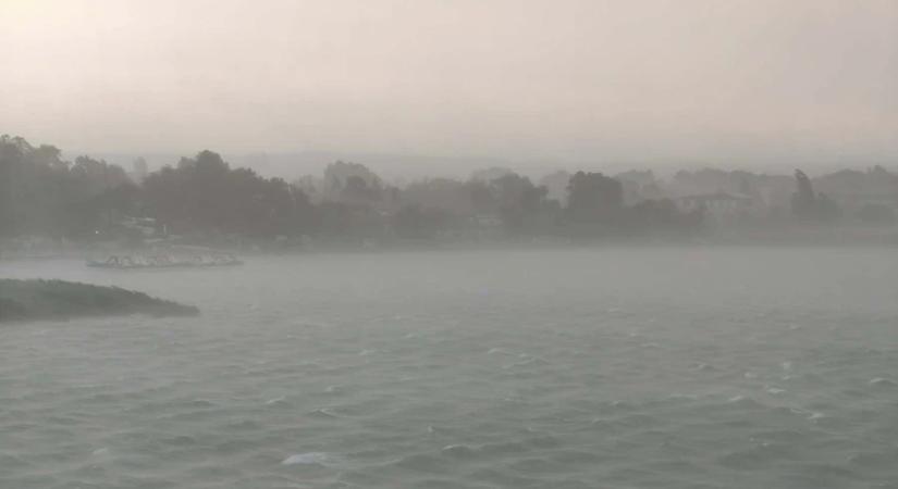 Meteorológia: a Balatonnál óránkénti 100 kilométeresnél is erősebb széllökéseket mértek szerdán