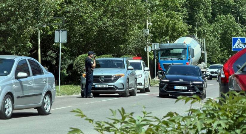 Gázolás Ungváron: Mercedes ütött el egy 20 éves lányt a zebrán