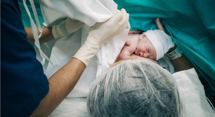 A nők a történelem során sosem szültek hanyatt fekve, most mégis ezt várjuk tőlük