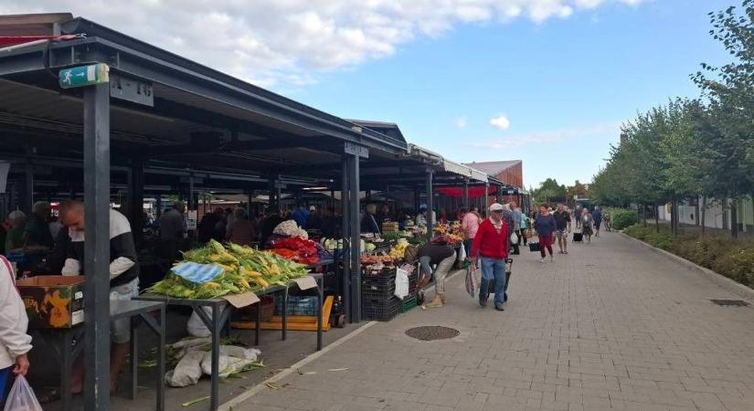 Lezárják a bajai piacot az autósok elől, rengeteg a szabálytalankodó