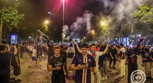 Franciaországban 22 ezer rendőrt vezényelnek az utcákra